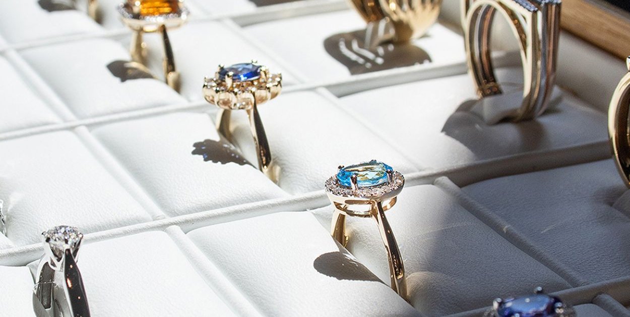 Pierścionek ze szmaragdem czy z topazem?