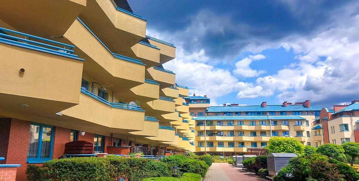 Marzenia o Zachodzie: architektoniczny karnawał Ursynowa lat 90.