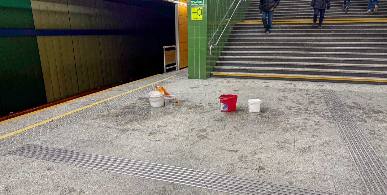 Wiadra na peronie stacji Imielin. Z sufitu metra na Ursynowie znów cieknie woda