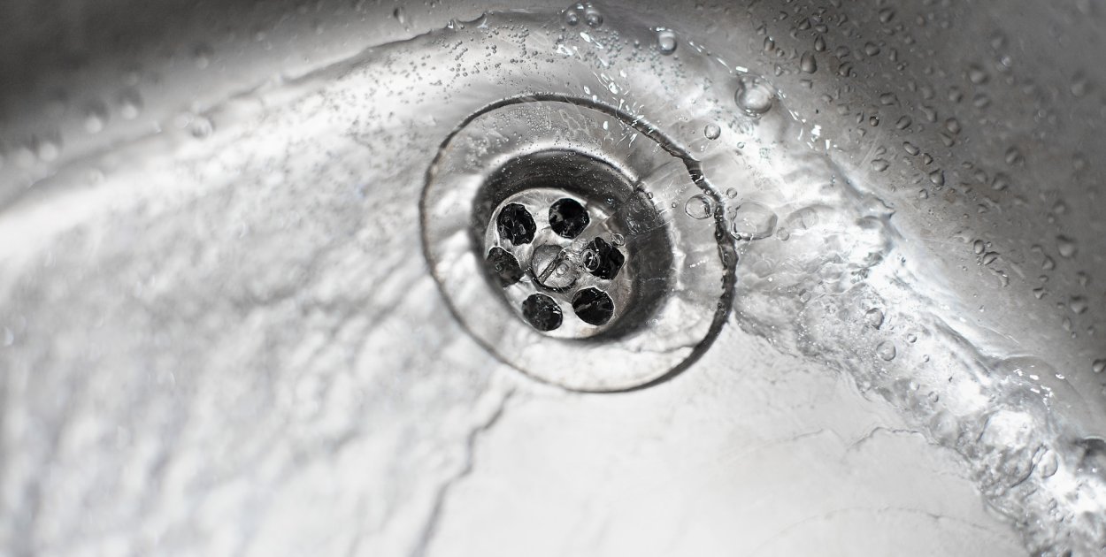 Szambo pełne wody po deszczu – skąd ta woda się bierze i czy to znaczy, że masz pr