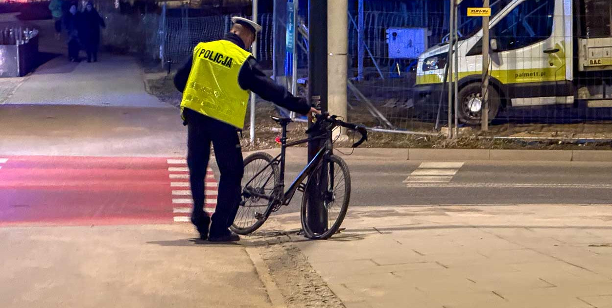 Wypadek na Płaskowickiej. Rowerzysta w szpitalu po zderzeniu z oplem
