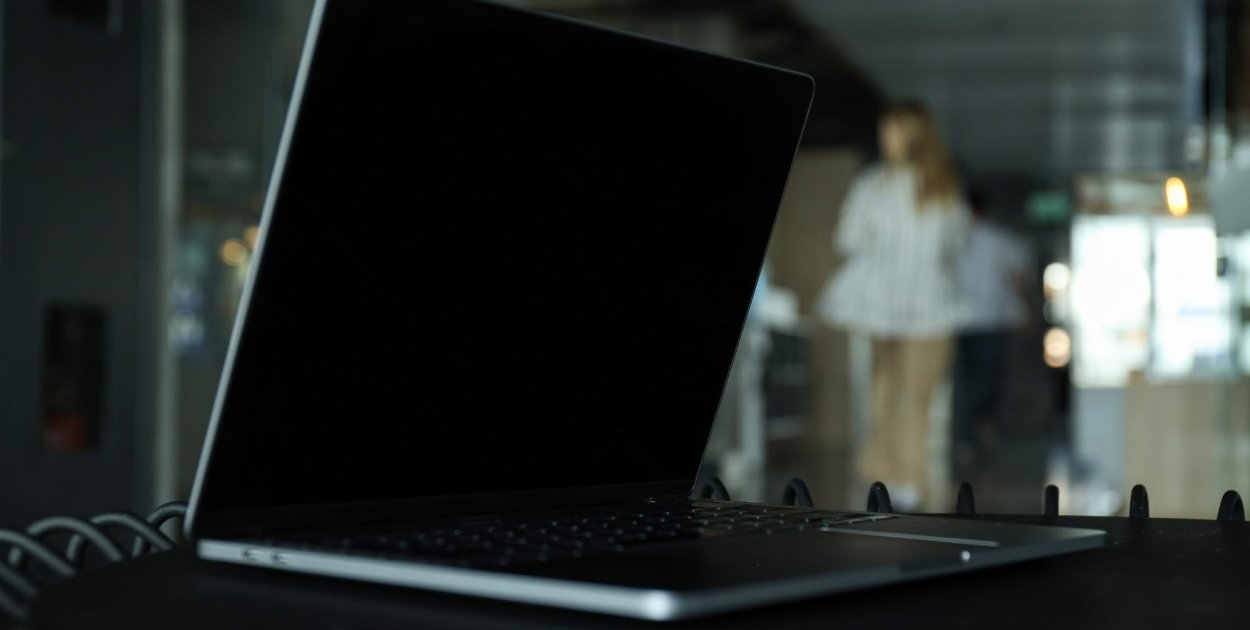 Czarny ekran w laptopie po włączeniu? Możliwe przyczyny!