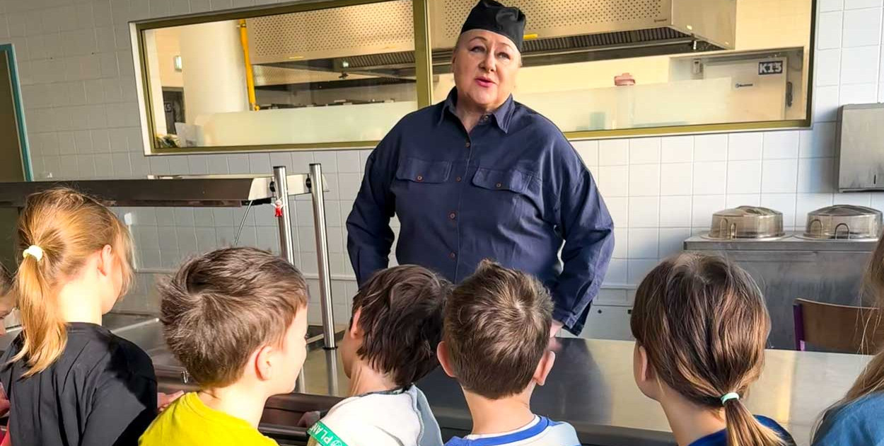 Pierwszaki z Kabat uczą, jak jeść zdrowo! Ambitny projekt w szkole na Ursynowie