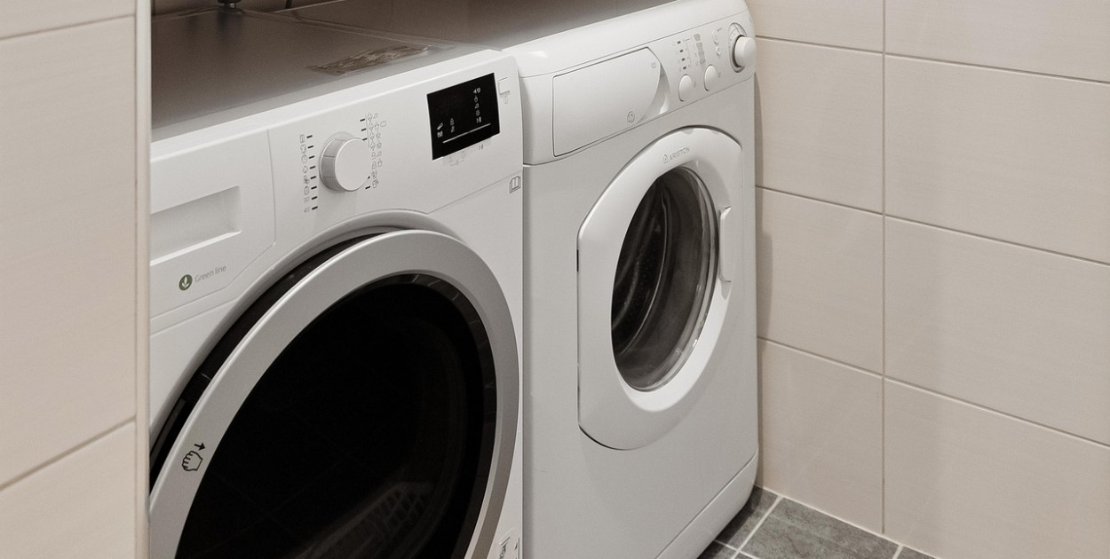 Nowoczesna pralnia w domu - jak wybrać sprzęt, który ułatwi codzienne obowiązki?