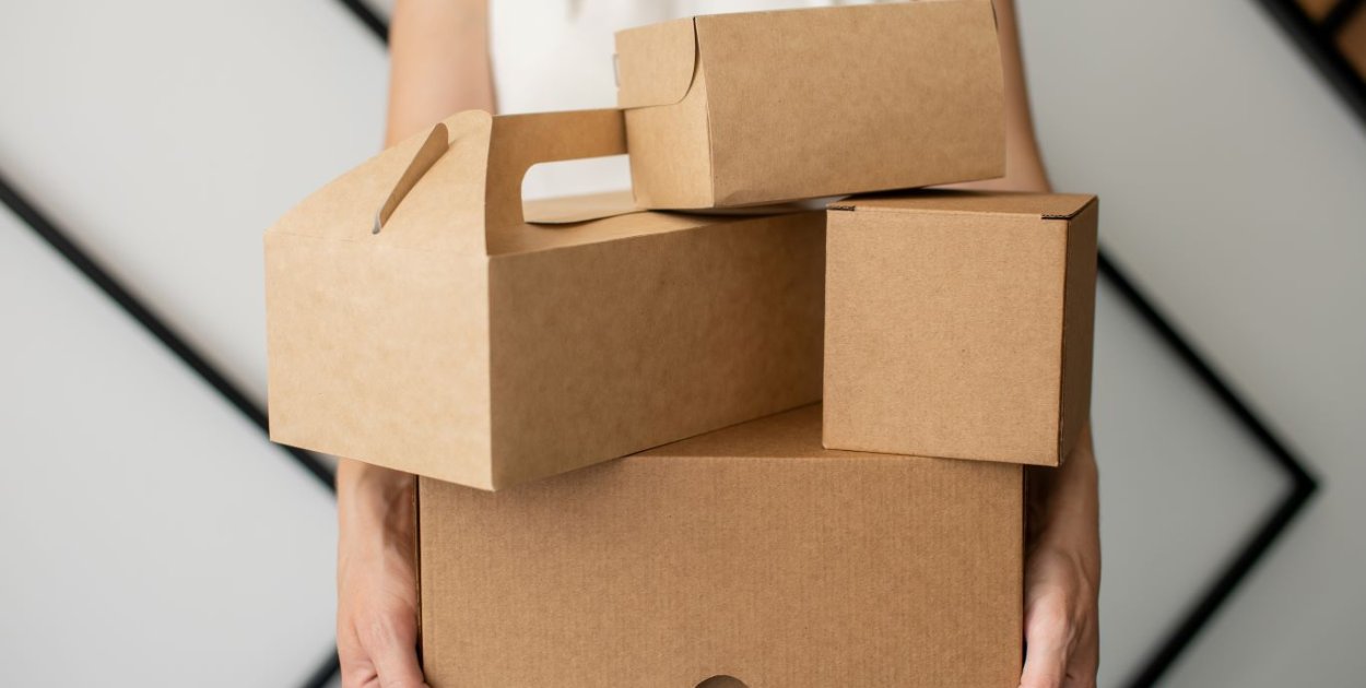 Nietypowe wymiary paczki – kiedy warto zrezygnować ze standardu i zamówić kartony