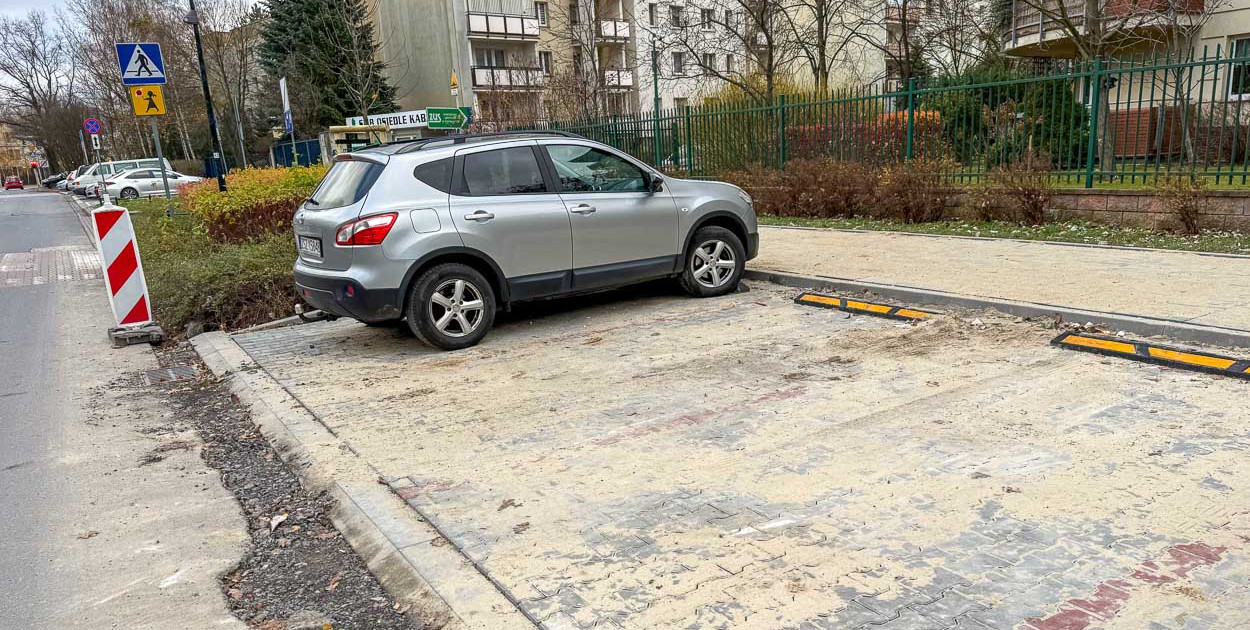 Niedoróbki na Jeżewskiego. Kiedy wreszcie skończy się ten remont?