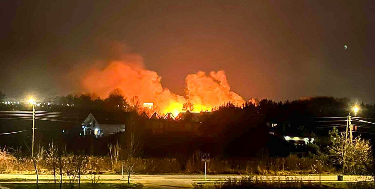 Pożar nad Jeziorem Zgorzała. Ogień był widoczny z innych dzielnic