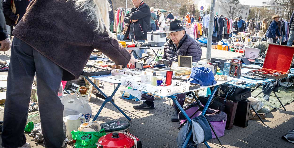 Tłumy na pierwszej ursynowskiej garażówce! "Burmistrz kupowałby tu"