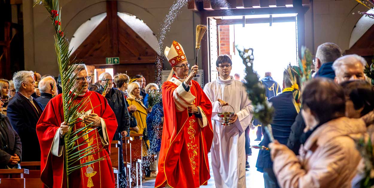 Niedziela Palmowa na Ursynowie. Arcybiskup Galbas poświęcił palmy