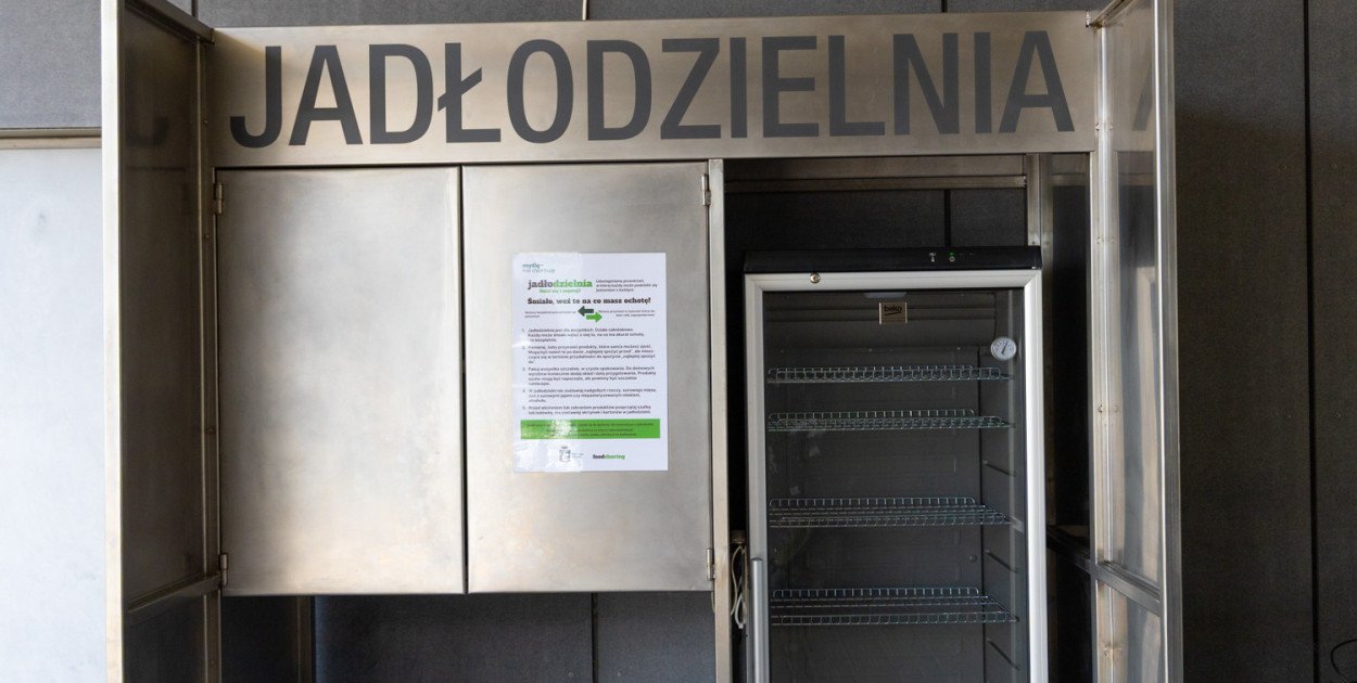 Lodówka przy ratuszu pusta. Zanieś zbędne jedzenie do jadłodzielni!
