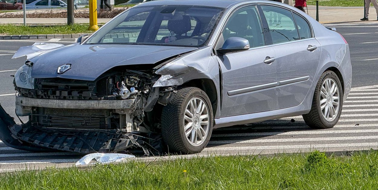 Wypadek na Pileckiego. Mitsubishi wjechało na czerwonym