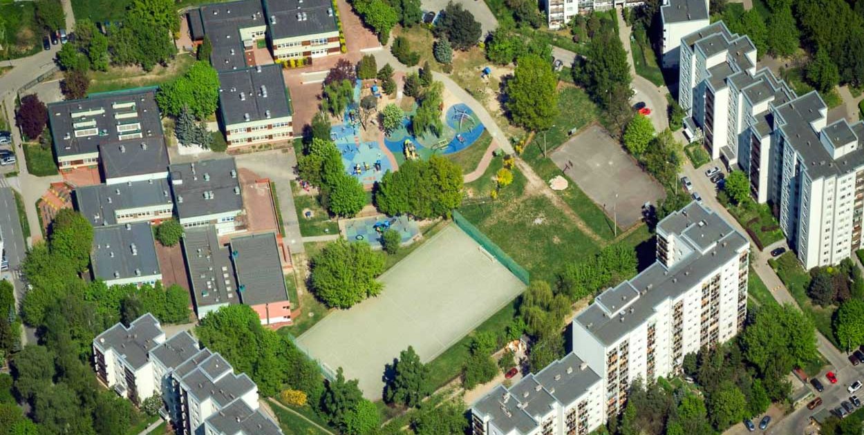 Miejsca schronienia pod boiskami? Ursynów chce budować parkingi "dual use"