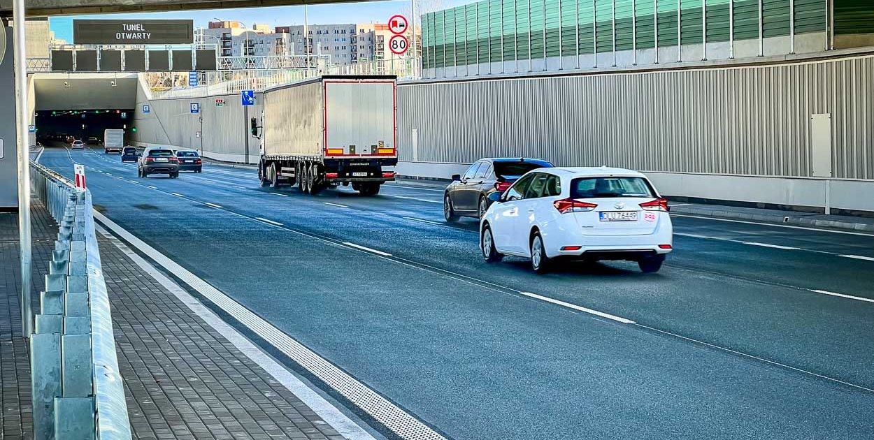 Lawina aut przejeżdża przez Ursynów. Są najnowsze wyniki pomiarów